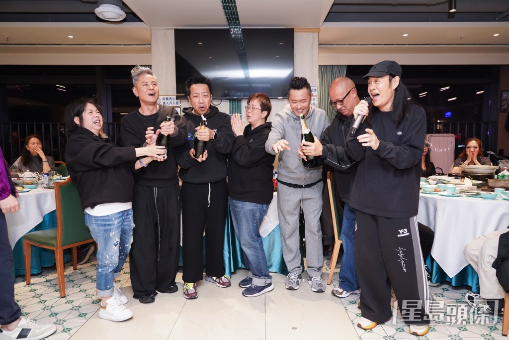 齊齊開香檳慶祝。