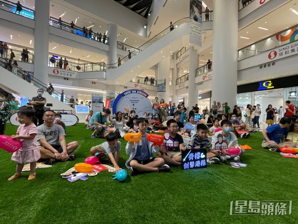 市民帶同支持香港劍擊隊的牌子到商場觀賽，為港隊打氣。蕭博禧攝