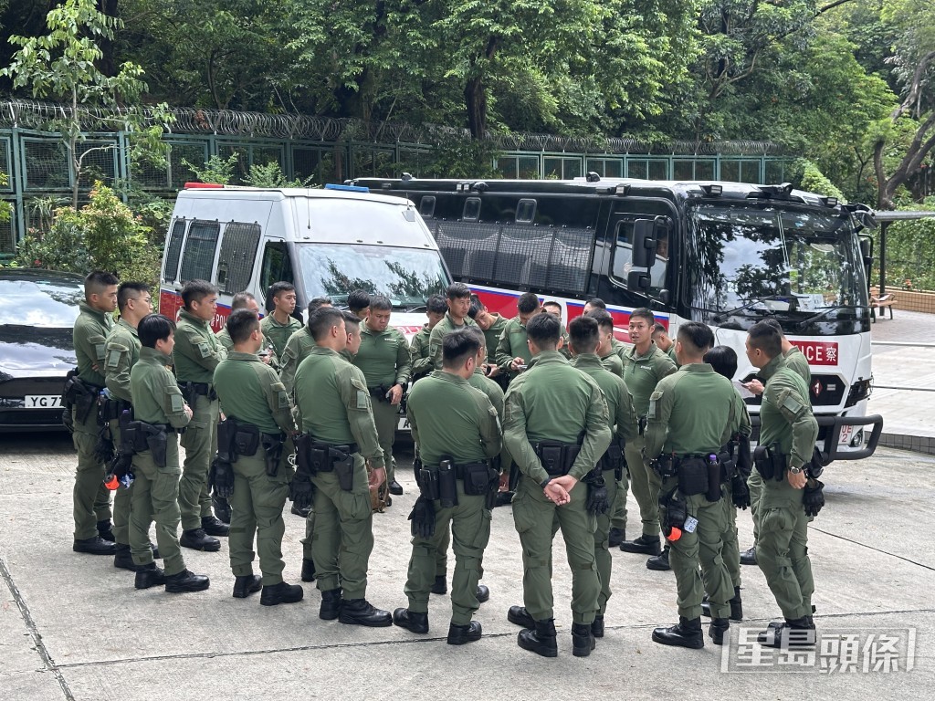 大批警方加入搜索行列。 大批警方加入搜索行列。