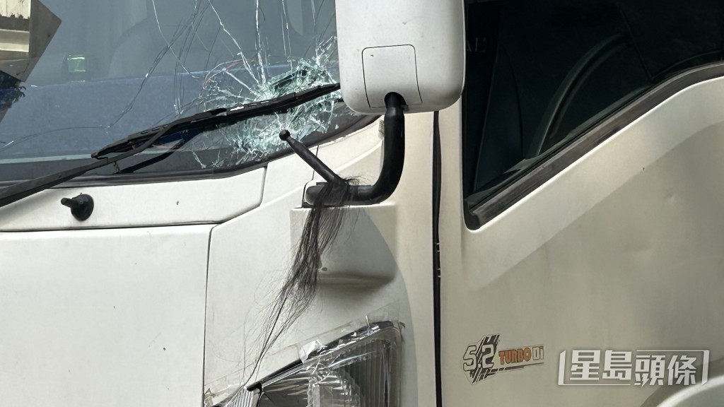 貨車車窗爆裂，倒後鏡掛上一撮頭髮。