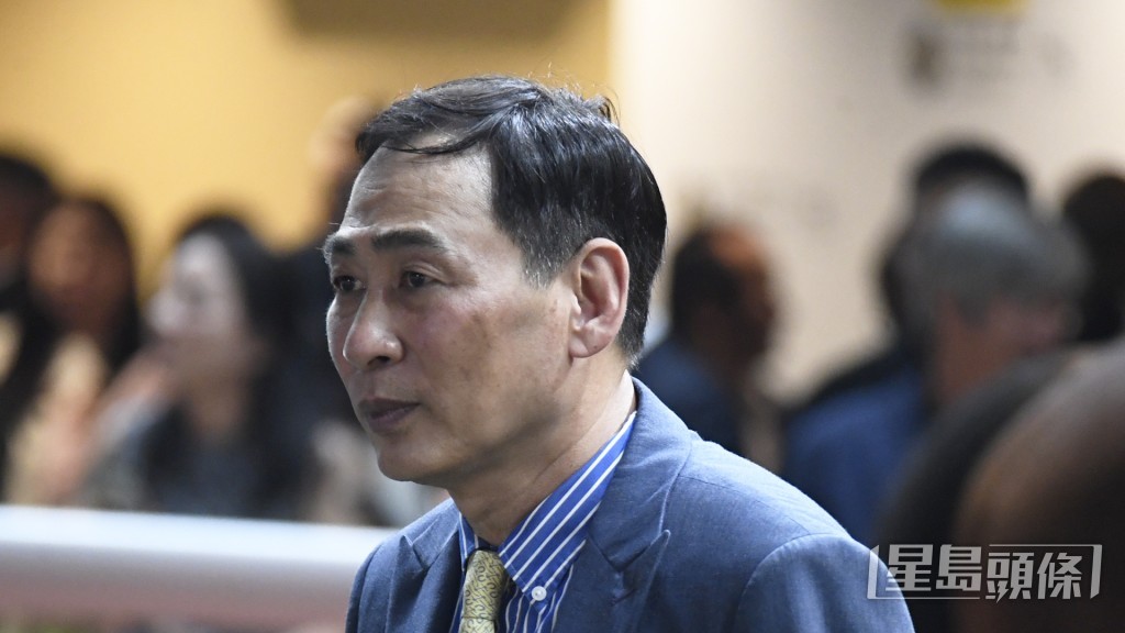 今朝「桃花多」、「好评如潮」和「真叻仔」出跳时，郑厩副练走到跑道旁近距离督操，非常肉紧。