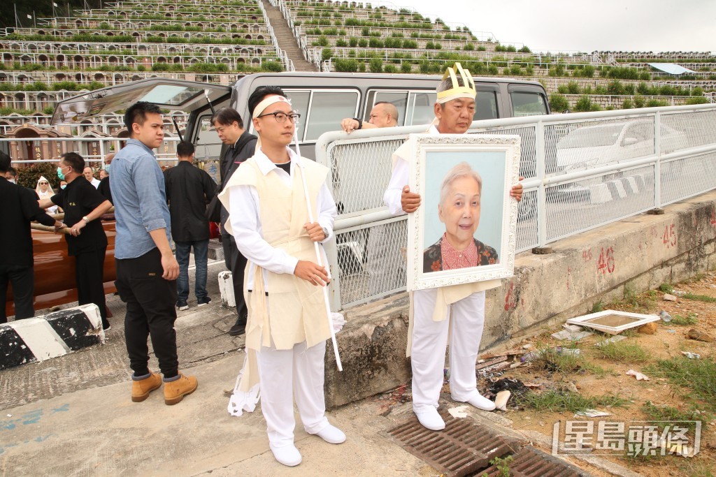 資深演員夏萍在2019年離世，死後被安葬於將軍澳華人永遠墳場。