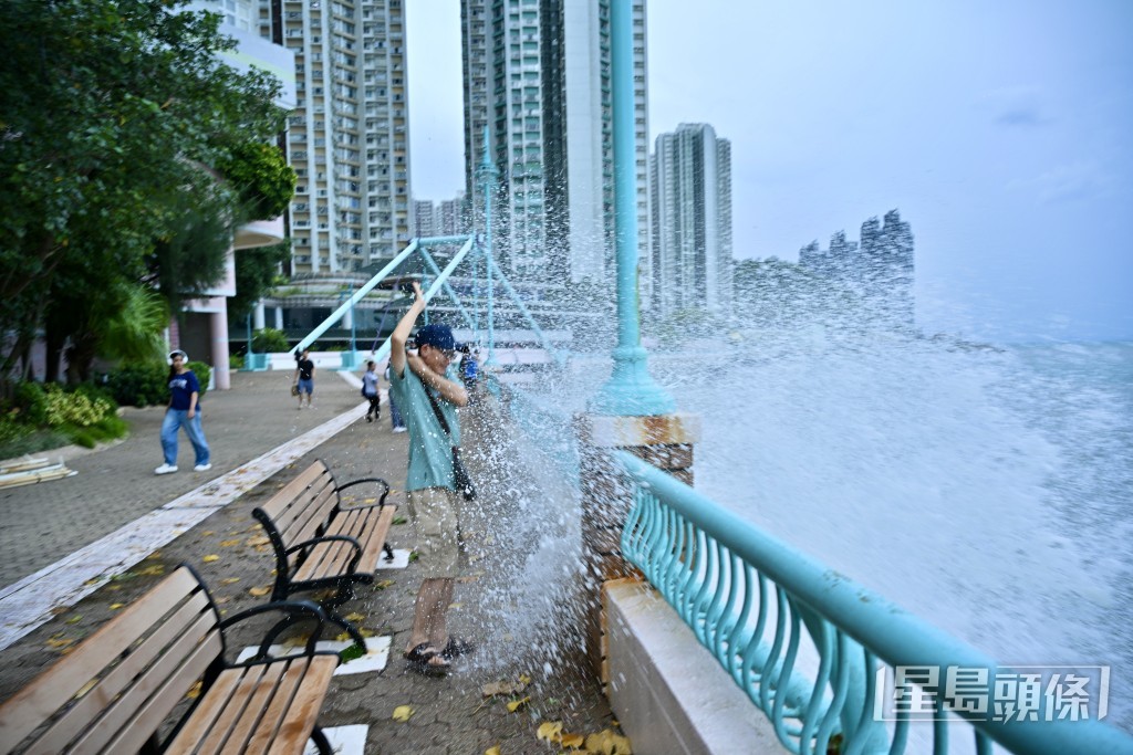 海怡半島海浪亦已拍上岸邊。蘇正謙攝
