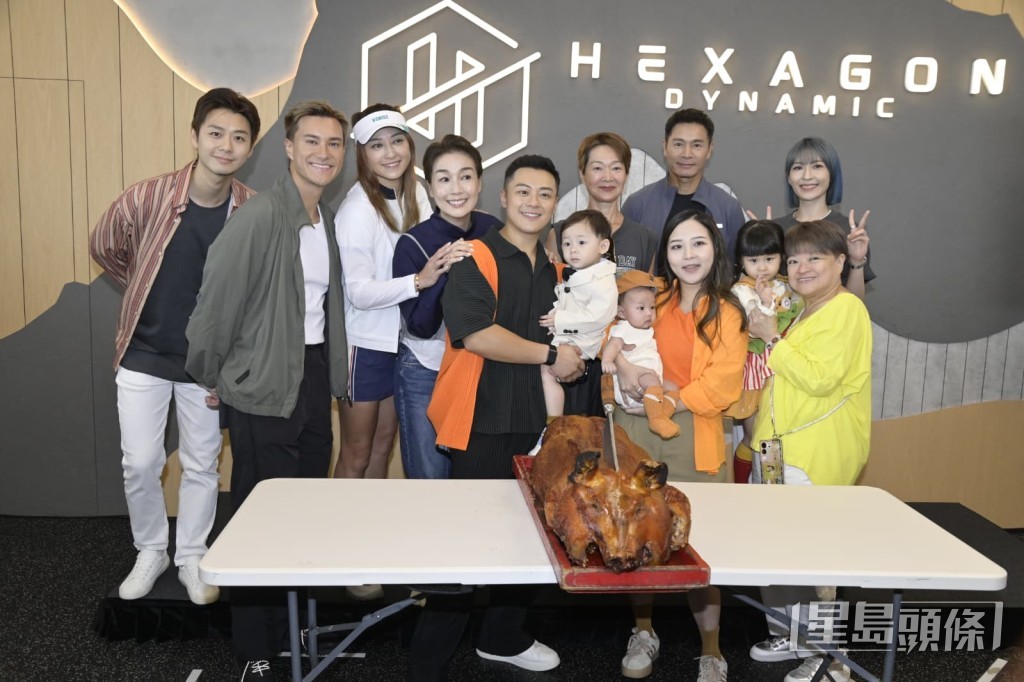 一班圈中好友郭晉安、譚玉瑛、江美儀、朱敏瀚、李君姸、李思雅及身兼教練的焦浩軒等到觀塘恭賀，並即場進行開幕切燒豬儀式。