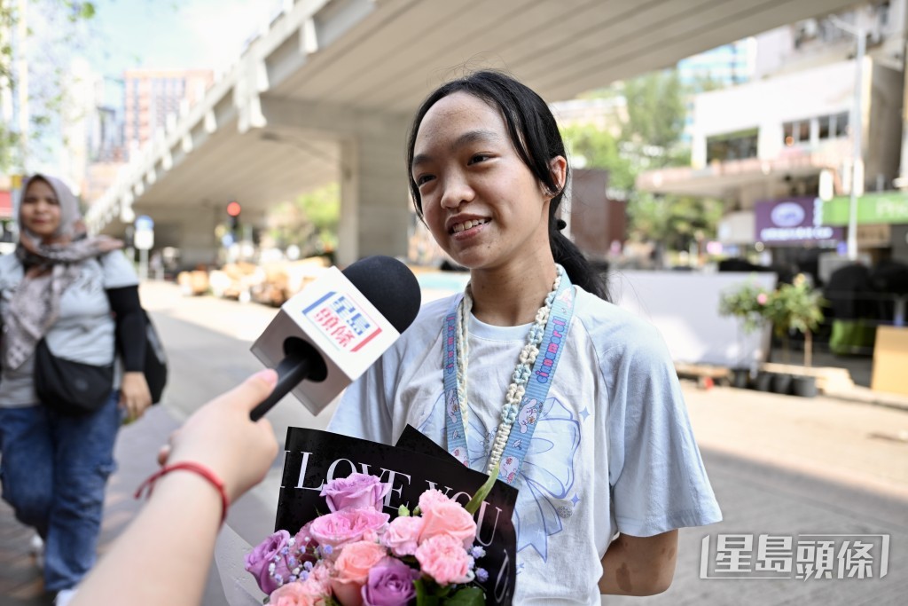 與母親結伴買花的Sarah指:「想幫媽咪眼,為婆婆挑選鬱金香花束」。 與母親結伴買花的Sarah指:「想幫媽咪眼,為婆婆挑選鬱金香花束」。