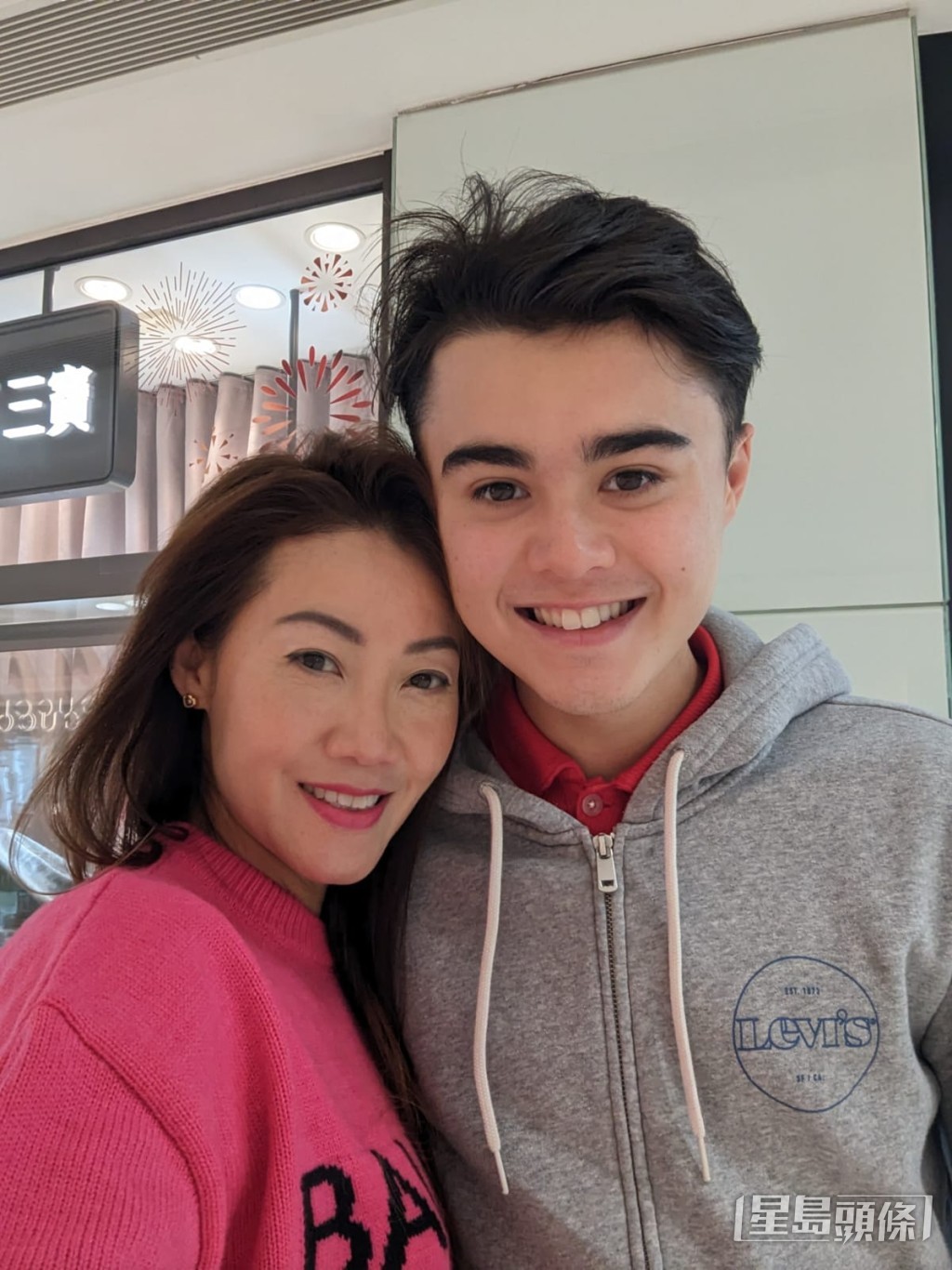 江碧蕙的大仔李國銘與父母一樣踏上騎師之路,目前正在卡塔爾策騎。 江碧蕙的大仔李國銘與父母一樣踏上騎師之路,目前正在卡塔爾策騎。