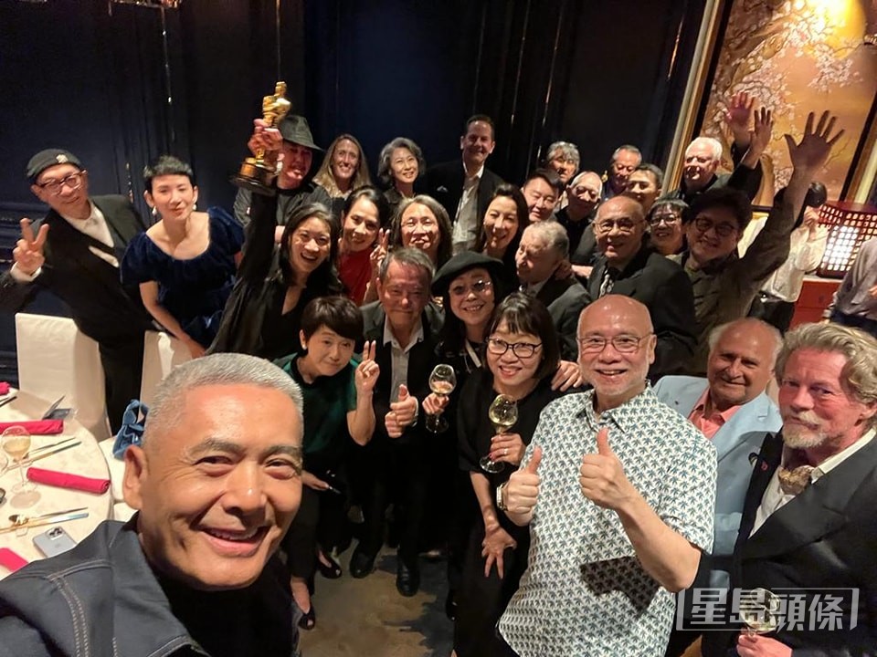 發哥當時揸機自拍做就神級合照,多位揚威國際的香港電影人外,更有城中富豪米高嘉道理(右二)。 發哥當時揸機自拍做就神級合照,多位揚威國際的香港電影人外,更有城中富豪米高嘉道理(右二)。