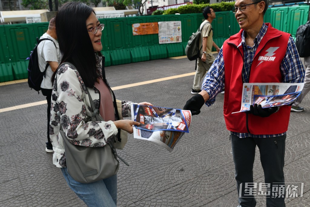 《香港重案解密》今日隨免費報《頭條日報》派發。何健勇攝 《香港重案解密》今日隨免費報《頭條日報》派發。何健勇攝