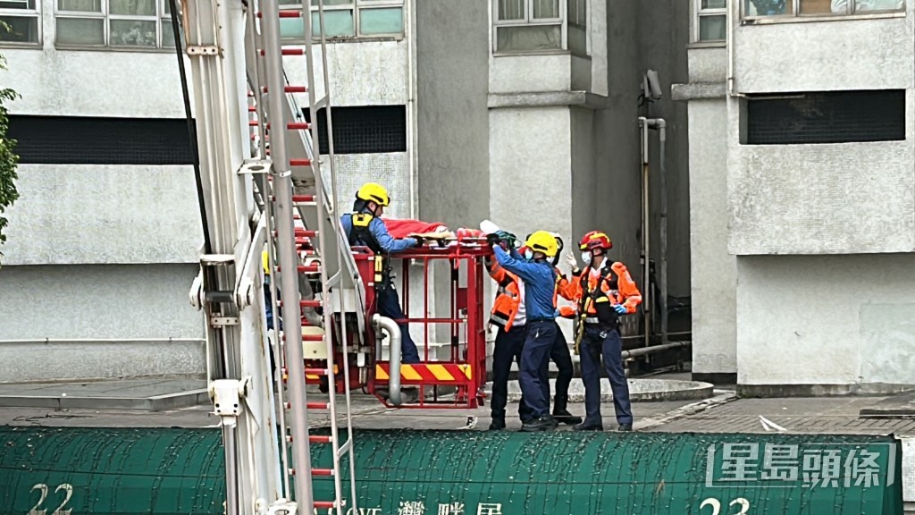 消防在平台救起男子。林思明攝 消防在平台救起男子。林思明攝
