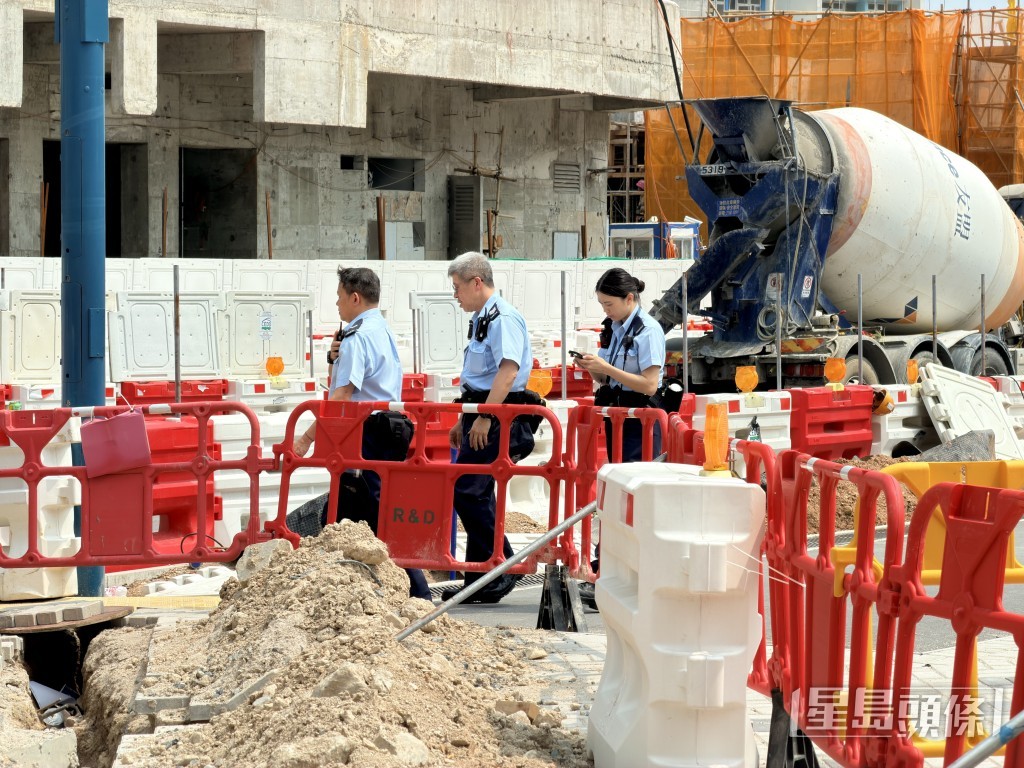 警員到地盤了解事件。 警員到地盤了解事件。