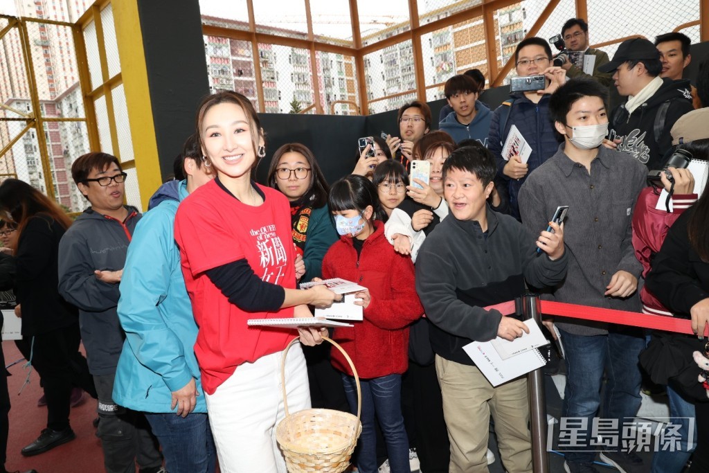 賽後高海寧為粉絲派禮物。