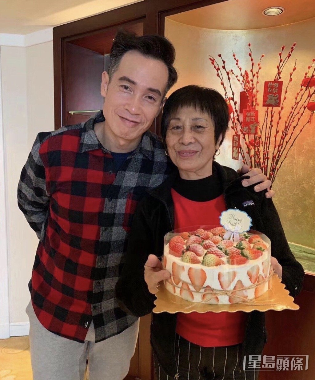 见陈妈妈（右）辛苦凑大三名儿子，陈豪亦十分重视家庭。