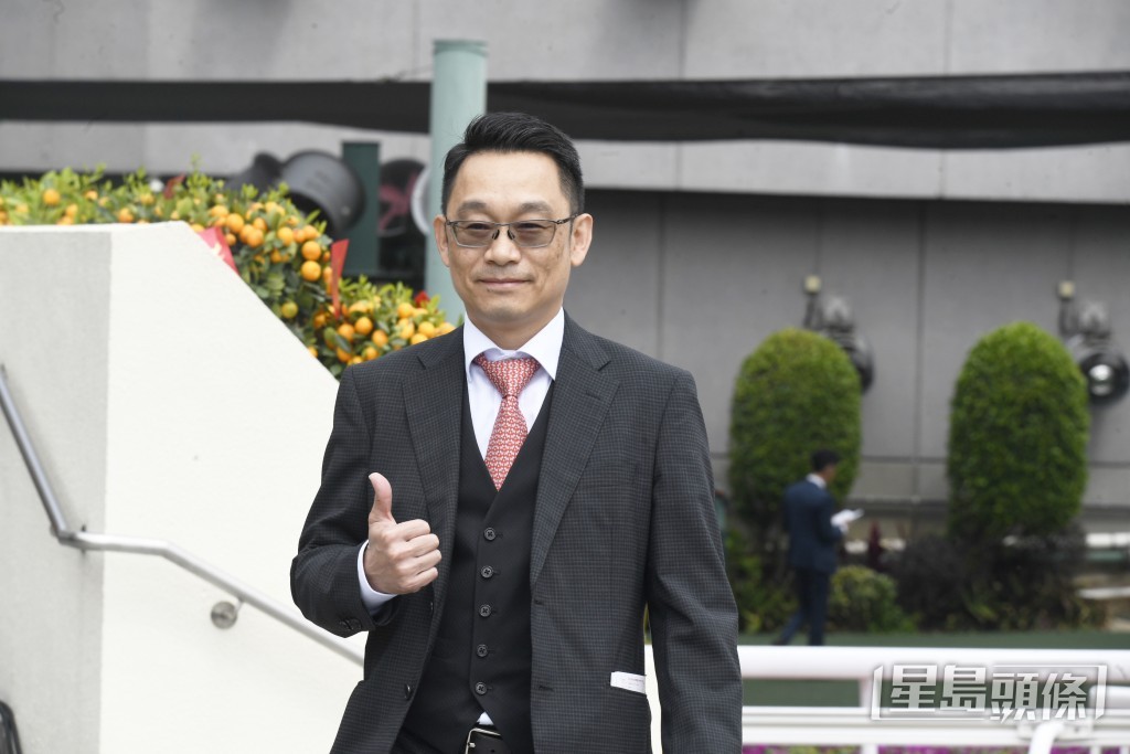 「前衛火影」今朝課後丁冠豪趕到機坪接馬，更落埋手檢視此駒蹄甲。