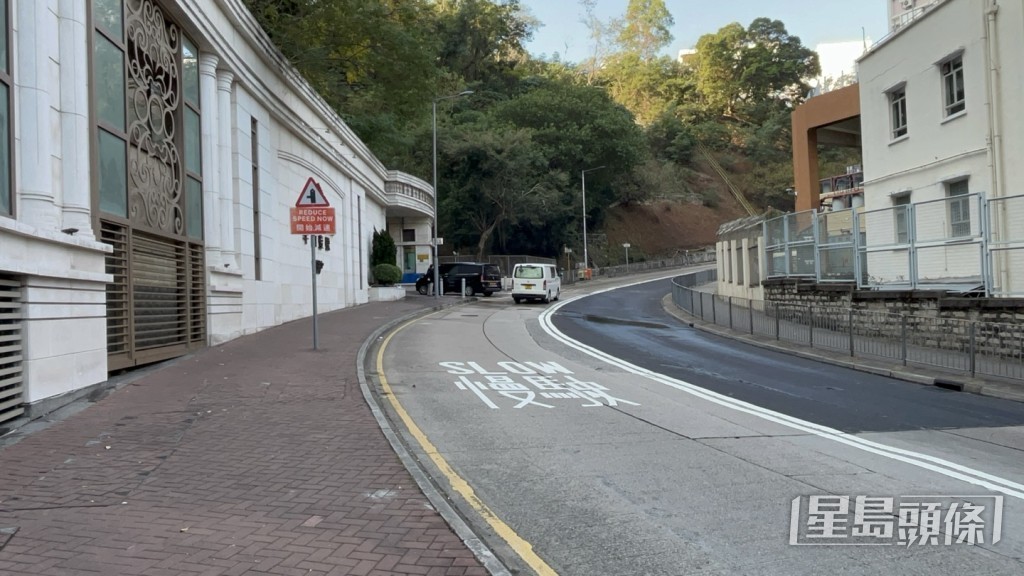 电自行车驶至何文田常盛街80号半山壹号对开,突失控自炒撞向路边一支铁柱,司机送院亡。杨伟亨摄 电自行车驶至何文田常盛街80号半山壹号对开,突失控自炒撞向路边一支铁柱,司机送院亡。杨伟亨摄