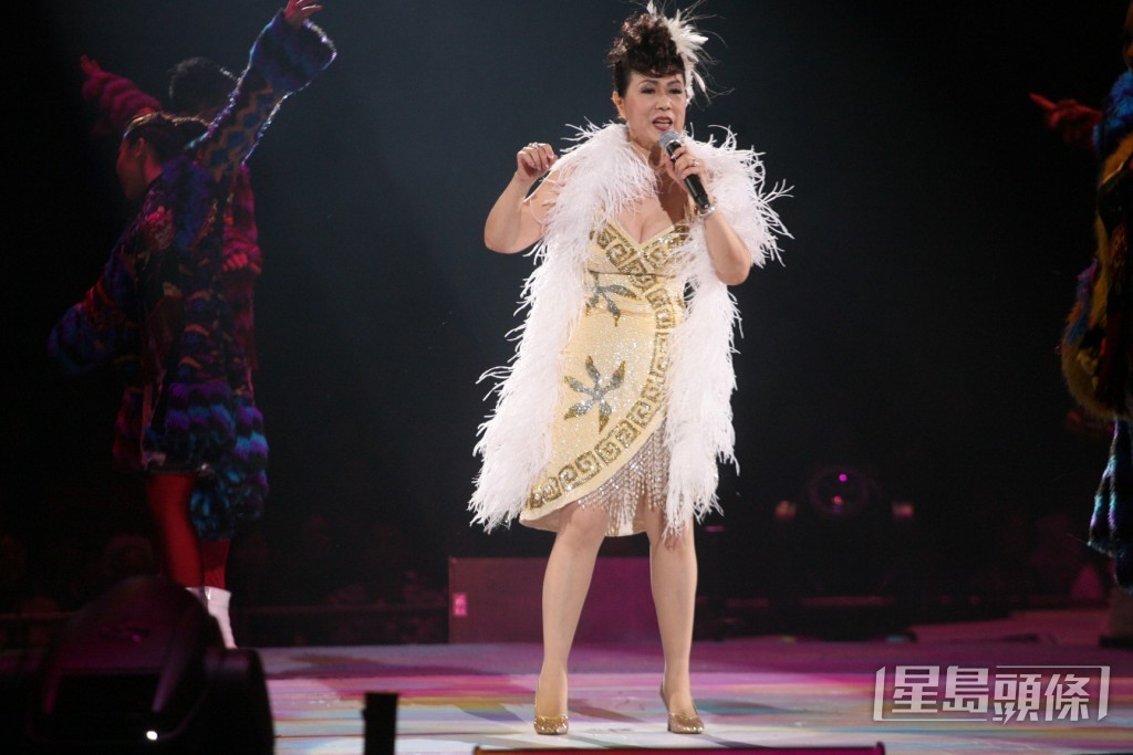 劉鳳屏於2011年以Deep V大露背裙亮相紅館《星光燦爛女人情懷2011》演唱會。