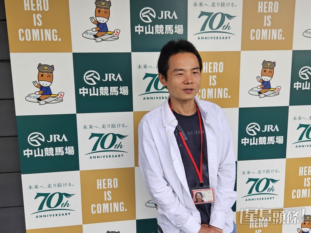 馬房領班文沛洲表示現時「維港智能」的狀態比起在香港時更好,落雨將更適合此駒發揮。 Bit Lau攝 馬房領班文沛洲表示現時「維港智能」的狀態比起在香港時更好,落雨將更適合此駒發揮。 Bit Lau攝