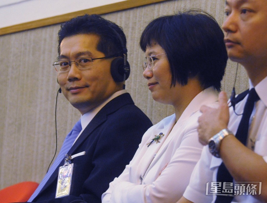 蘇錦樑首次現身立法會，坐在記者席，旁聽時任商經局局長馬時亨回答議員質詢。資料圖片