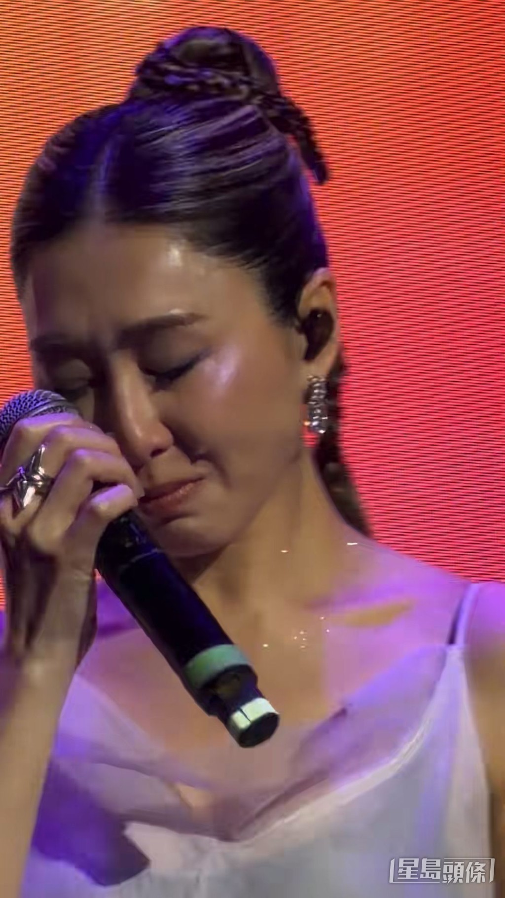 胡定欣近期在珠海举行演唱会，当她演唱王菀之歌曲《好时辰》时，胡定欣中途突然在舞台上洒泪。