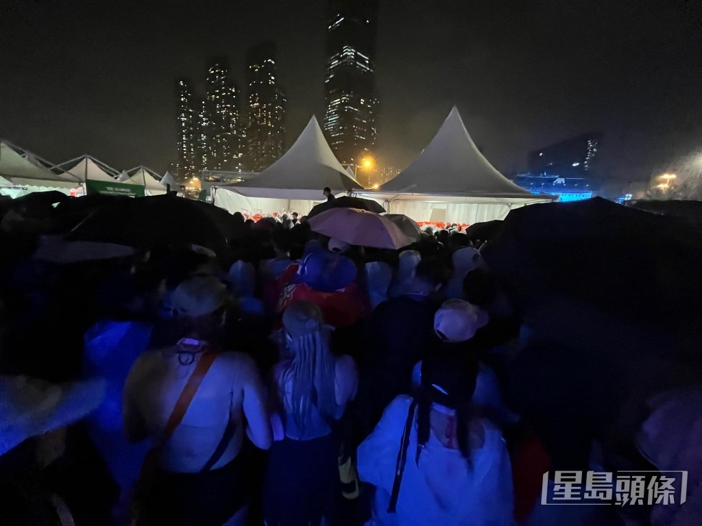 晚上10時半在大雨下完場後,離場時卻有數千人因未能取回個人物品包括手袋背包等困在會場,滯留至凌晨2時半。網上圖片 晚上10時半在大雨下完場後,離場時卻有數千人因未能取回個人物品包括手袋背包等困在會場,滯留至凌晨2時半。網上圖片