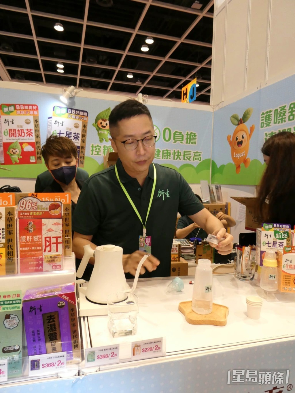 他在「BB展」的展位示範沖調開奶茶的技巧。 他在「BB展」的展位示範沖調開奶茶的技巧。