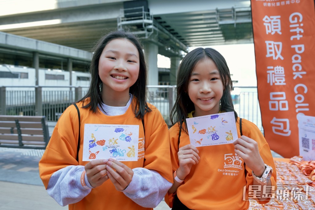 10歲的Ally（左）和9歲的Amanda（右）結伴到達終點。