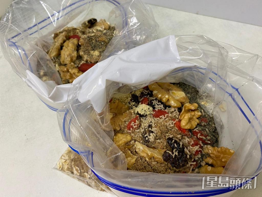 梁醫生自行調製的「黑豆黑芝麻麥皮」是平日必吃早餐。受訪者提供