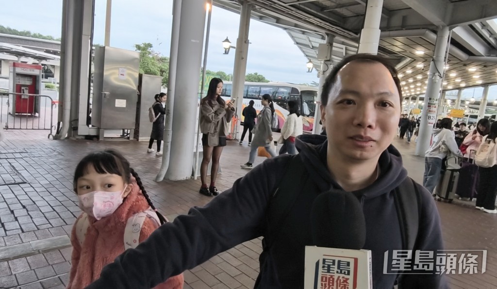 市民周先生一家將周一（12月28日）才回港，避開返程人潮。黃文威攝