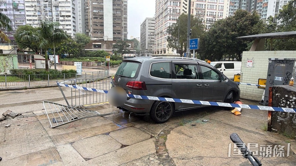 私家車撞欄衝上行人路,男司機一度被困獲救送院。劉漢權攝 私家車撞欄衝上行人路,男司機一度被困獲救送院。劉漢權攝