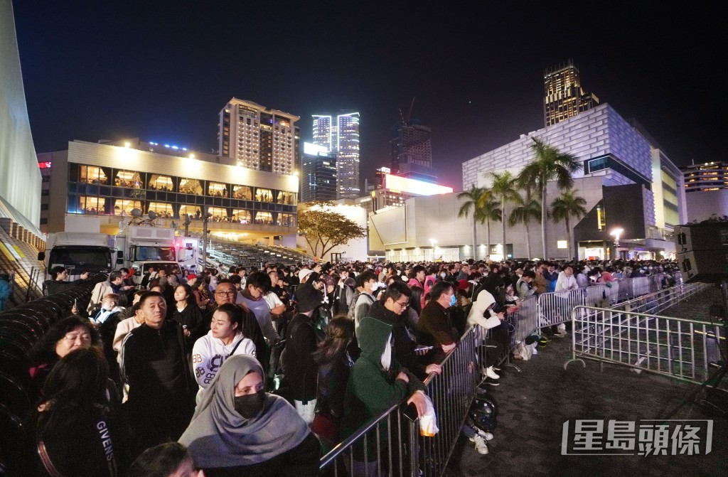 市民在尖沙咀海傍等候賀歲煙花。劉駿軒攝 市民在尖沙咀海傍等候賀歲煙花。劉駿軒攝