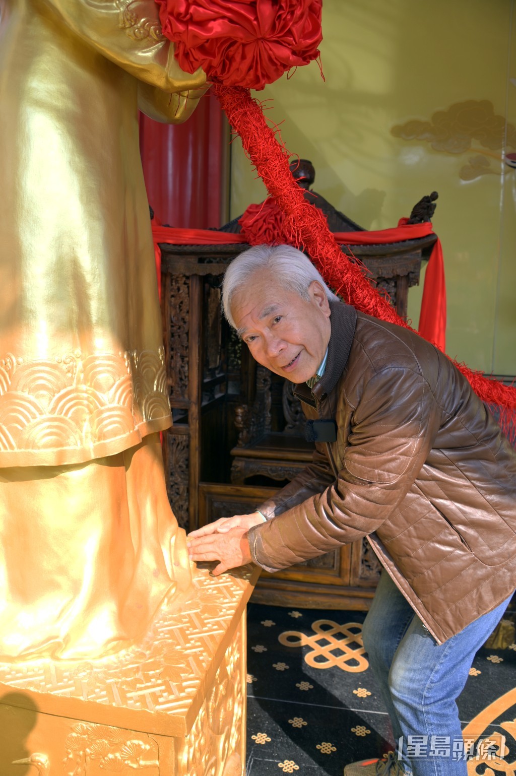 要摸下月老腳。