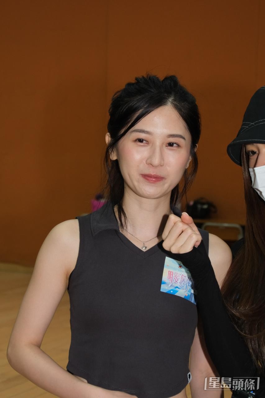 倪嘉雯向前輩丁子朗及冼靖峰偷師。