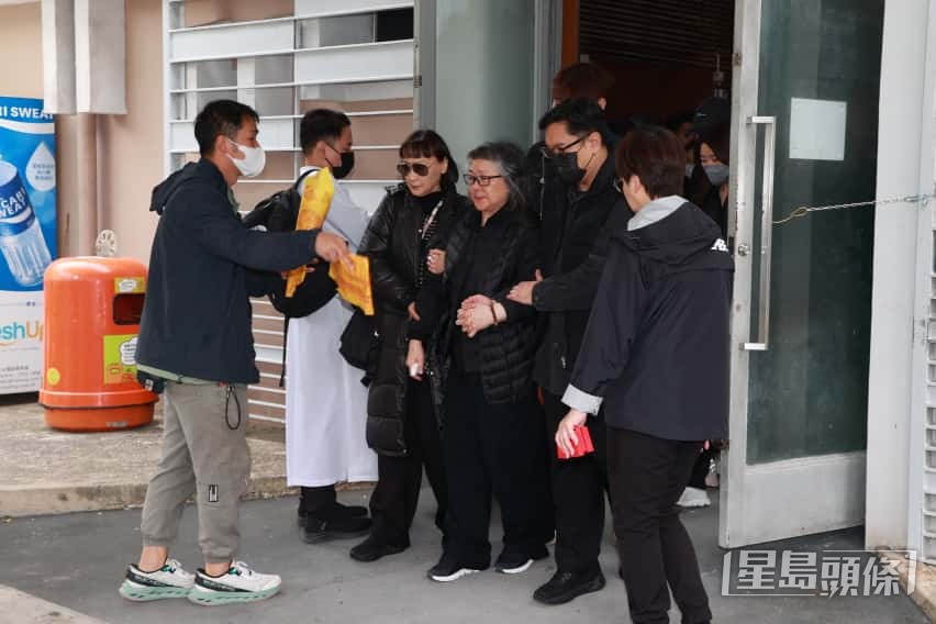 陳寶儀攙扶著步履不穩的姊姊。 陳寶儀攙扶著步履不穩的姊姊。