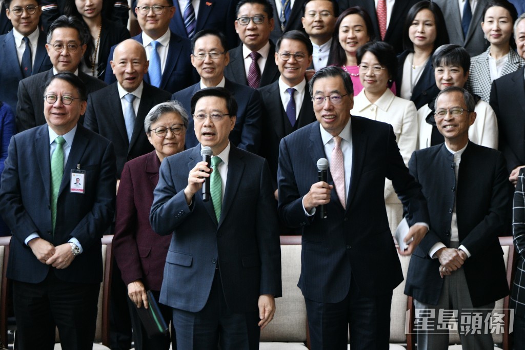 李家超携多名政府官员赴立法会午宴。卢江球摄