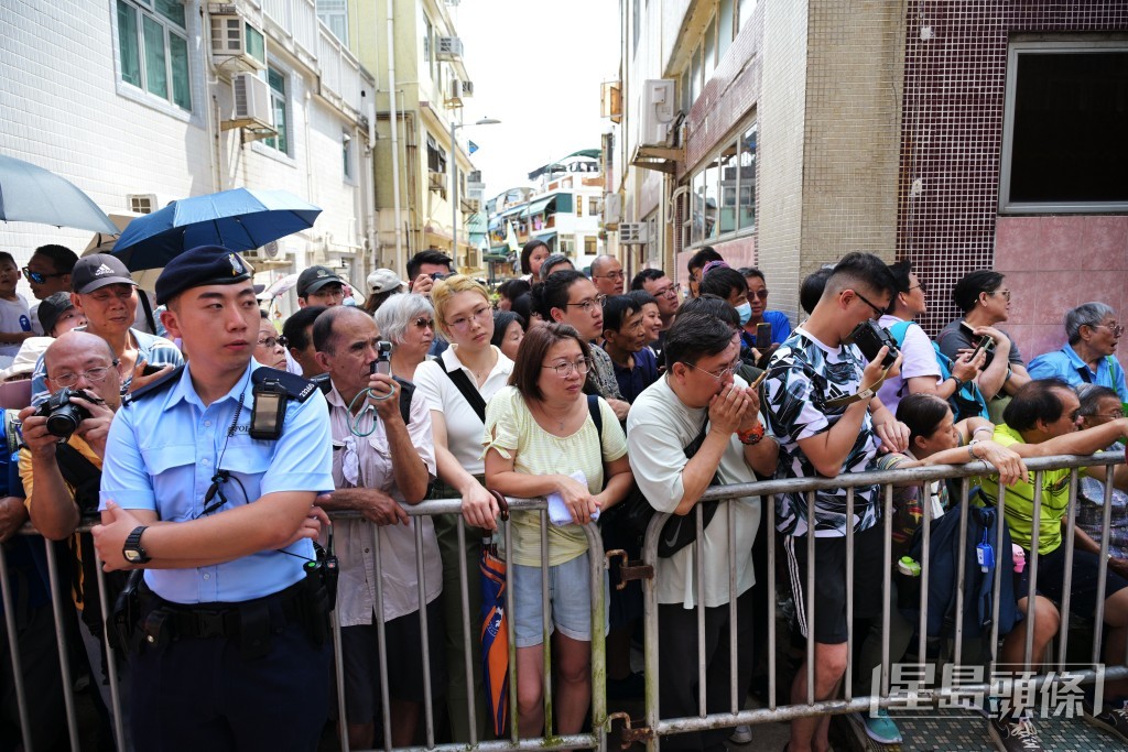 市民在巡遊路線圍觀。 市民在巡遊路線圍觀。
