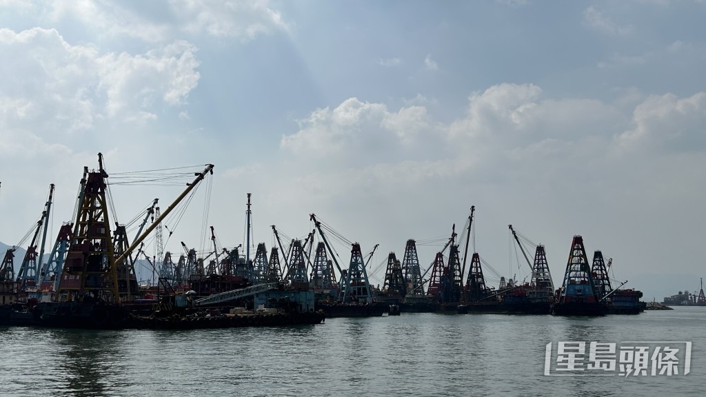 新油麻地避風塘對開400至500米海面一艘船，工人由3米高墮下。蔡楚輝攝
