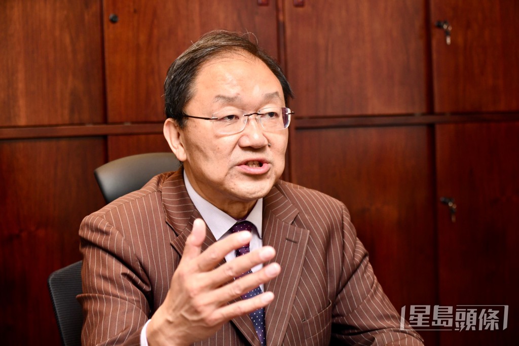 立法會議員黃錦輝涉嫌醉駕撞到兩車被捕。