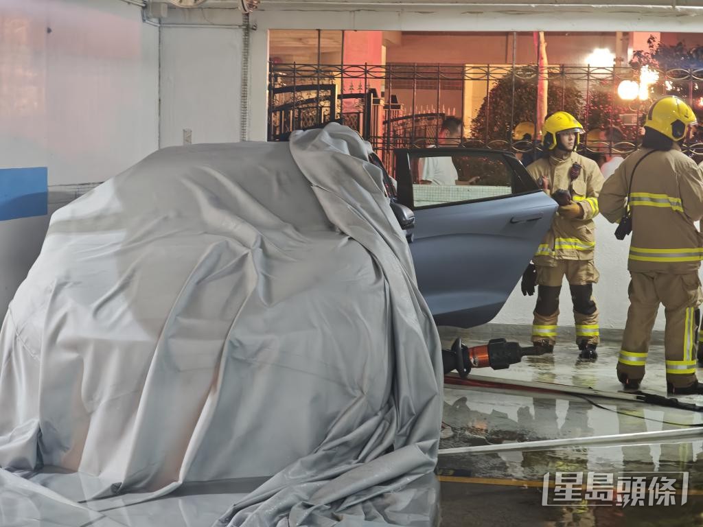 電動車起火快、火勢蔓延迅速,較難撲滅,現時主要靠電動車滅火氈覆蓋車身滅火。 電動車起火快、火勢蔓延迅速,較難撲滅,現時主要靠電動車滅火氈覆蓋車身滅火。