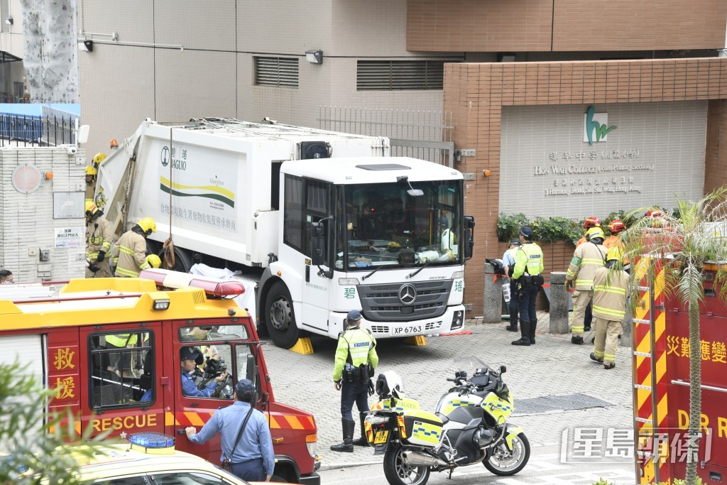 垃圾車倒駛入學校期間撞倒行過的老婦。楊偉亨攝