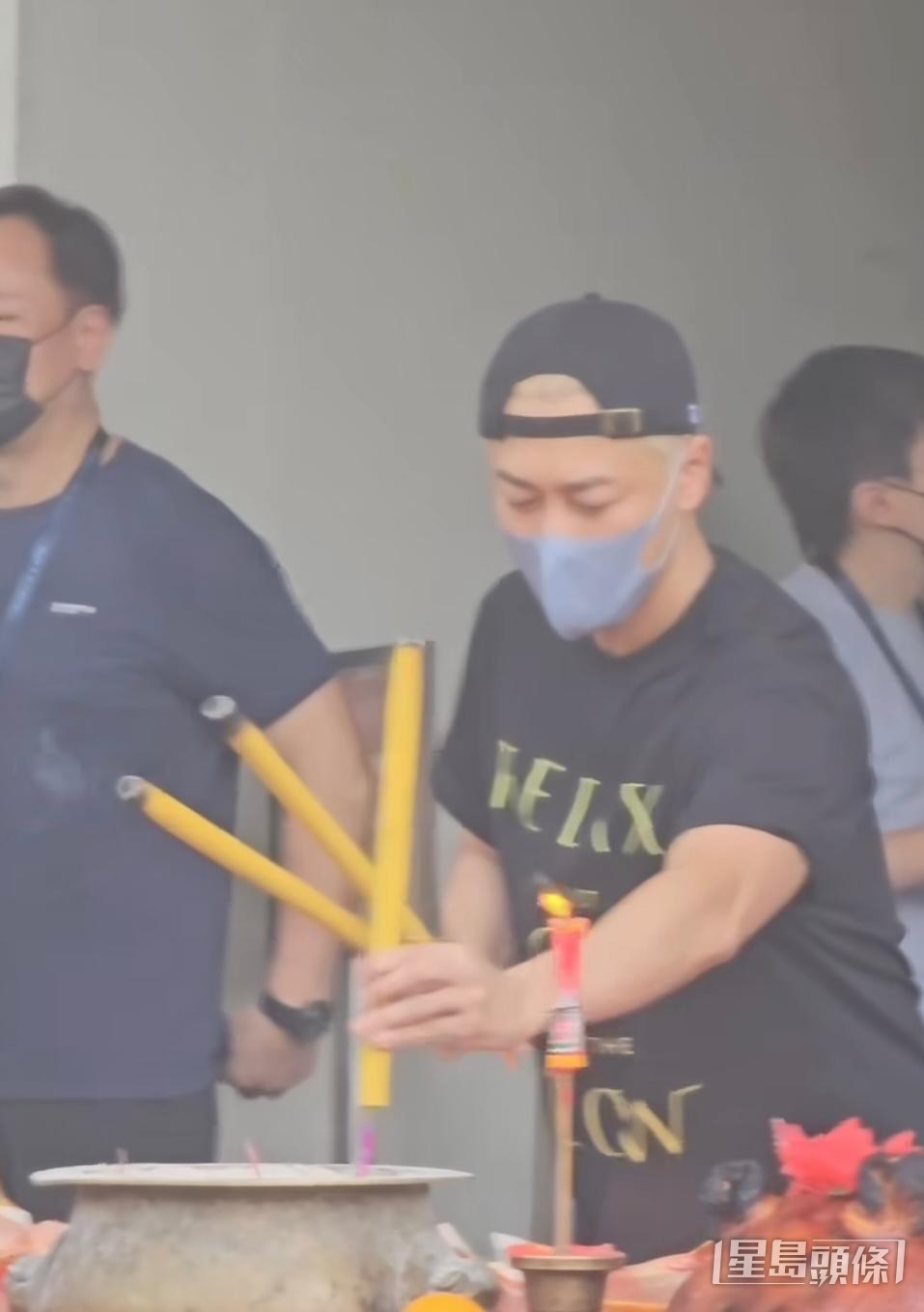 林峯上香祈求演出順利。 林峯上香祈求演出順利。