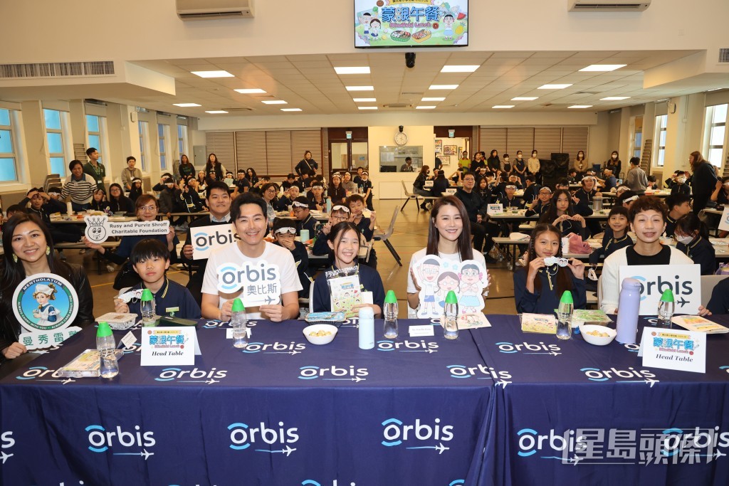 黃翠如、蕭正楠與學生一起體驗「蒙眼午餐」。 黃翠如、蕭正楠與學生一起體驗「蒙眼午餐」。