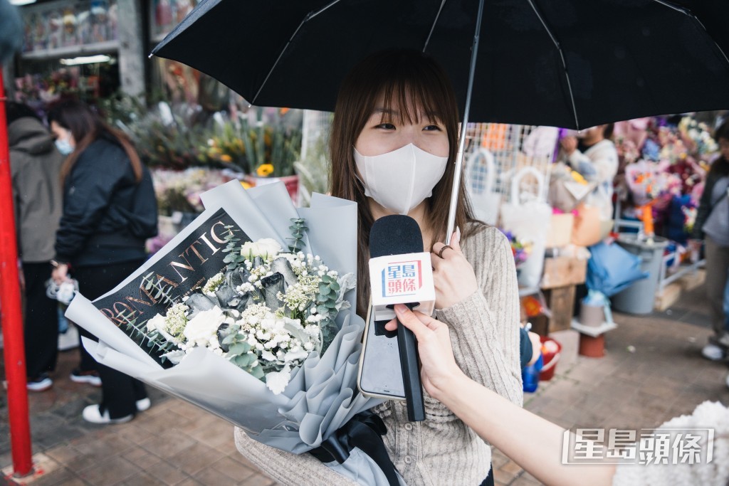 夏小姐趁午膳時間買花贈男友。汪旭峰攝