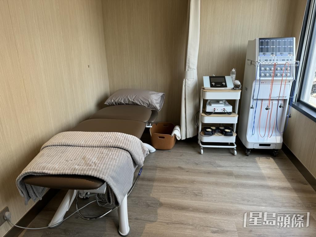 亮然坊配備先進物理治療儀器及治療床。 亮然坊配備先進物理治療儀器及治療床。
