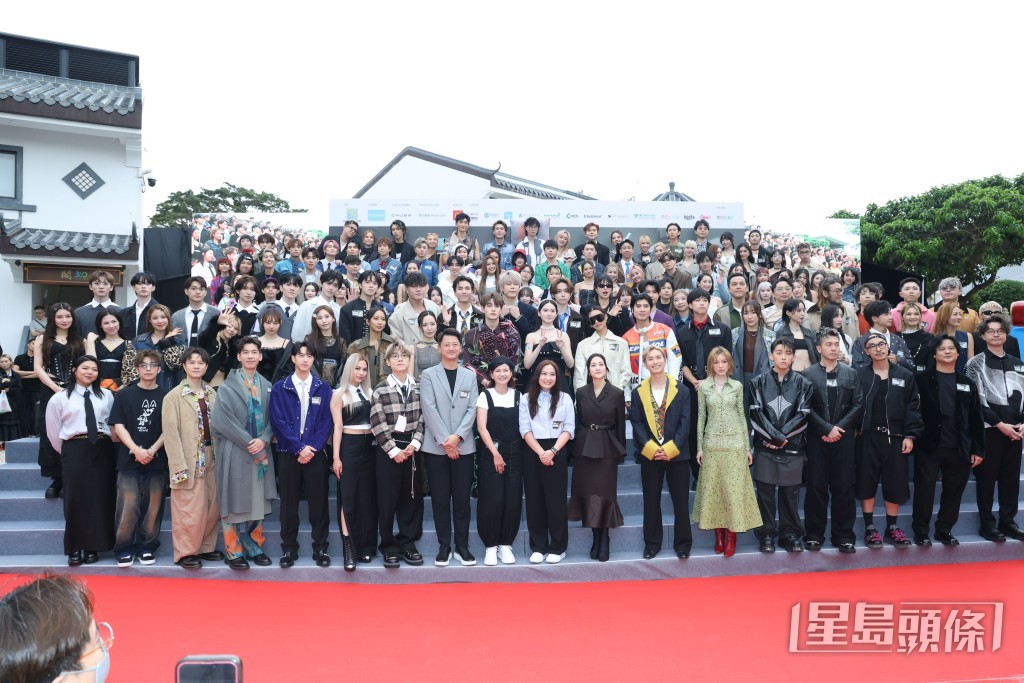在大合照環節中,林家謙、Gin Lee(李幸倪)、馮允謙及謝安琪一同站於中央位置。 在大合照環節中,林家謙、Gin Lee(李幸倪)、馮允謙及謝安琪一同站於中央位置。