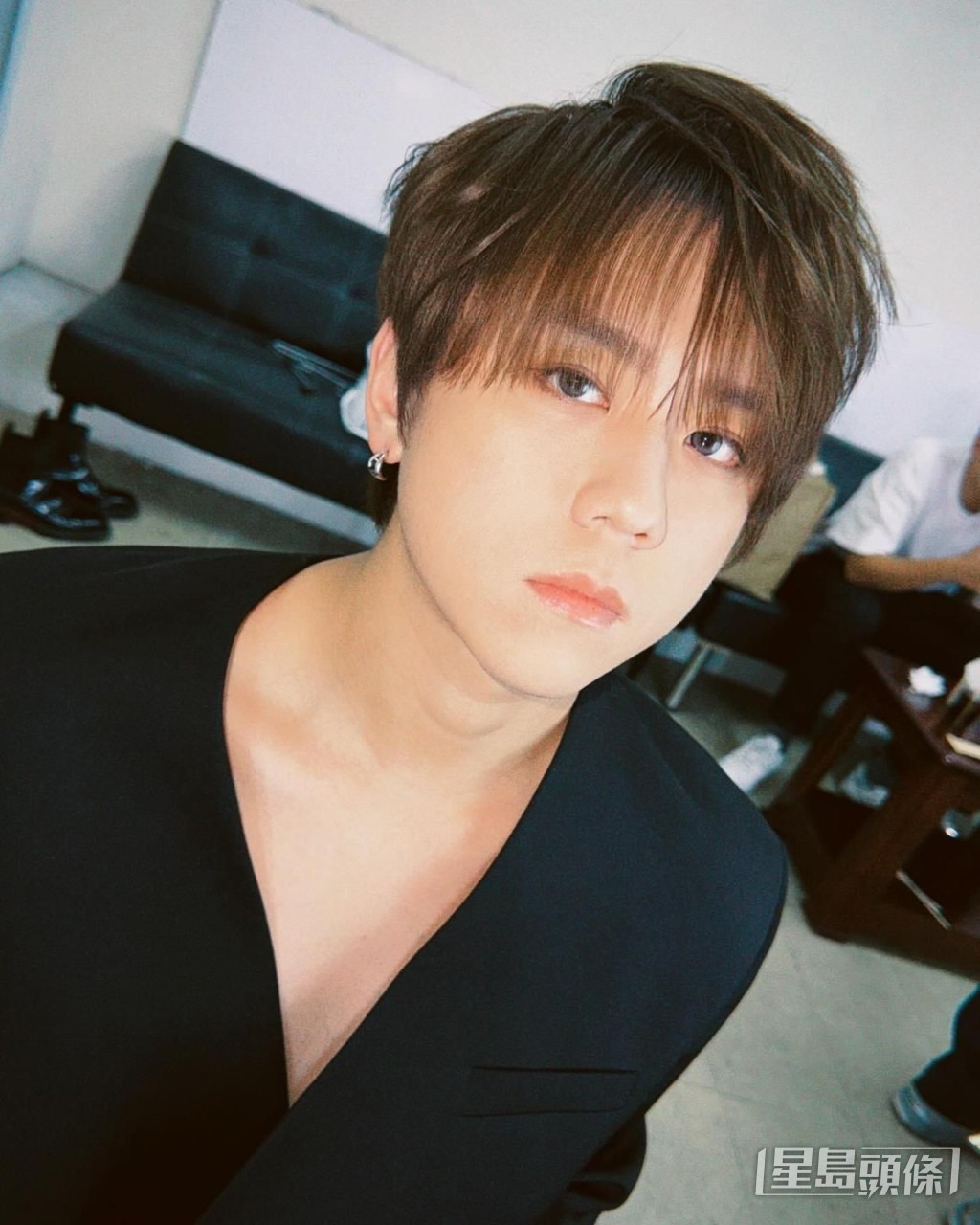 姜濤向大埔災民送上關懷。 姜濤向大埔災民送上關懷。