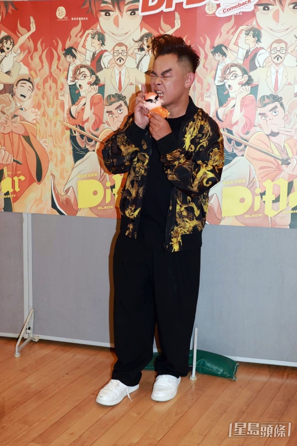 梁祖堯為即將上演的《風車草黑心喜劇Di-Dar (Comeback)》，推出配合劇目的漫畫及布偶公仔。