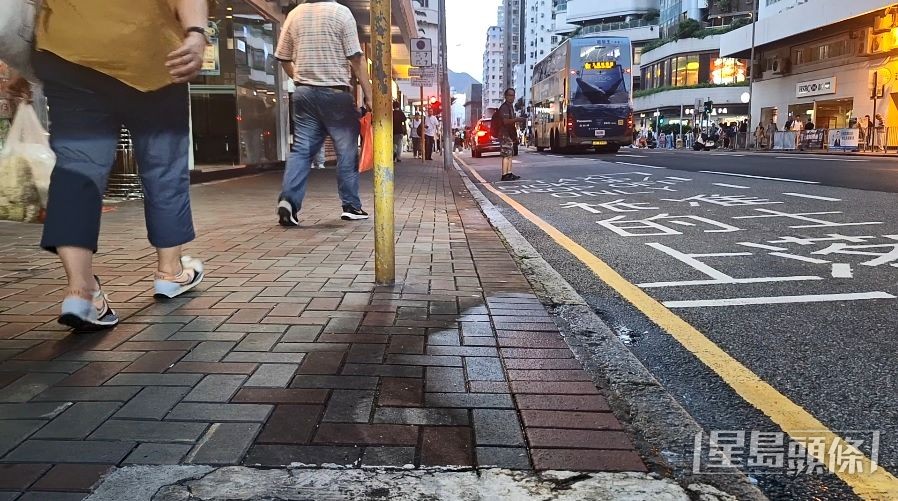 傍晚時分，九龍城街頭有無數冷氣機滴水而成的「水氹」。