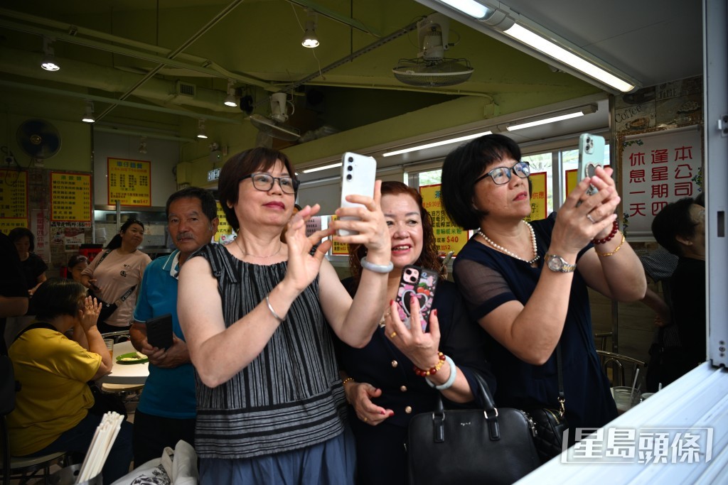 李家超到访沙角邨茶餐厅与市民交流。苏正谦摄