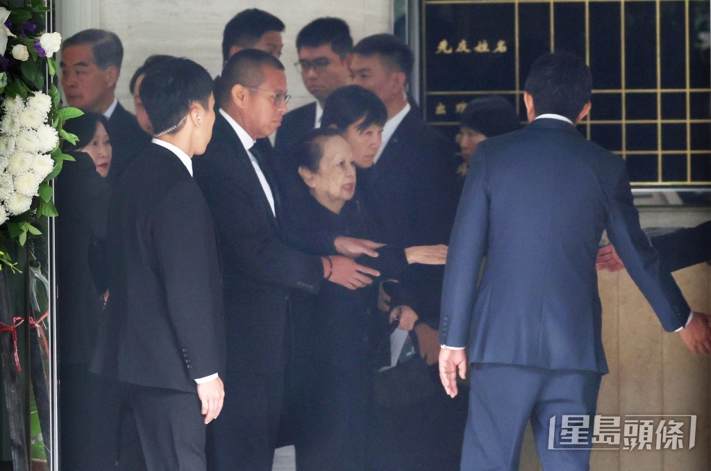 董建华遗孀董赵洪娉(中)。 董建华遗孀董赵洪娉(中)。