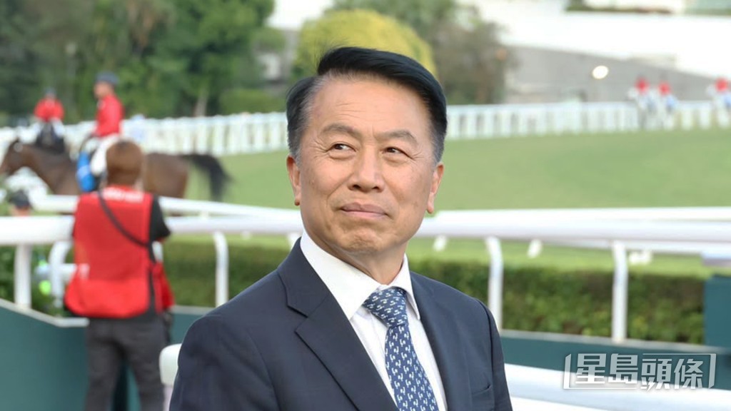 今朝課前姚本輝跟住「高士威勁」出跑道,操後更急不及待走落隧道底接馬。 今朝課前姚本輝跟住「高士威勁」出跑道,操後更急不及待走落隧道底接馬。