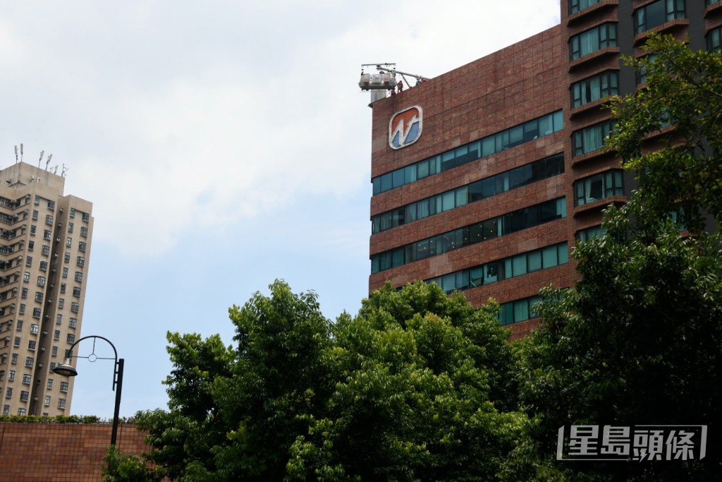 兩工人在天台被困吊船。楊偉亨攝 兩工人在天台被困吊船。楊偉亨攝